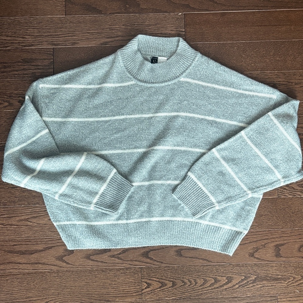 Size M gray sweater cropped Striped Light  Divided size Medium striped sweater